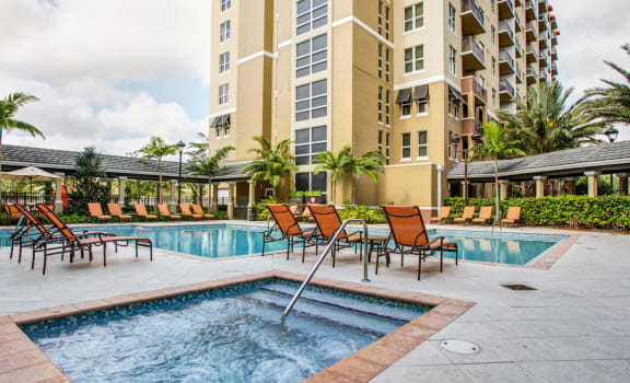 hot tub and outdoor pool area for apartments in plantation florida