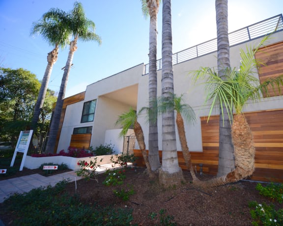 13558 Moorpark Apartments exterior building palm trees