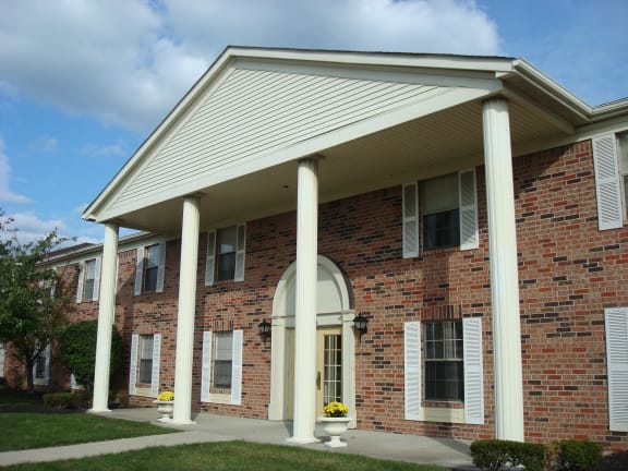 Sebring Court Apartment and Community Amenities