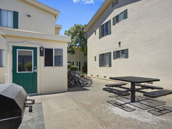 Picnic Area With Grilling Facility at Colonial Garden Apartments, San Mateo, California