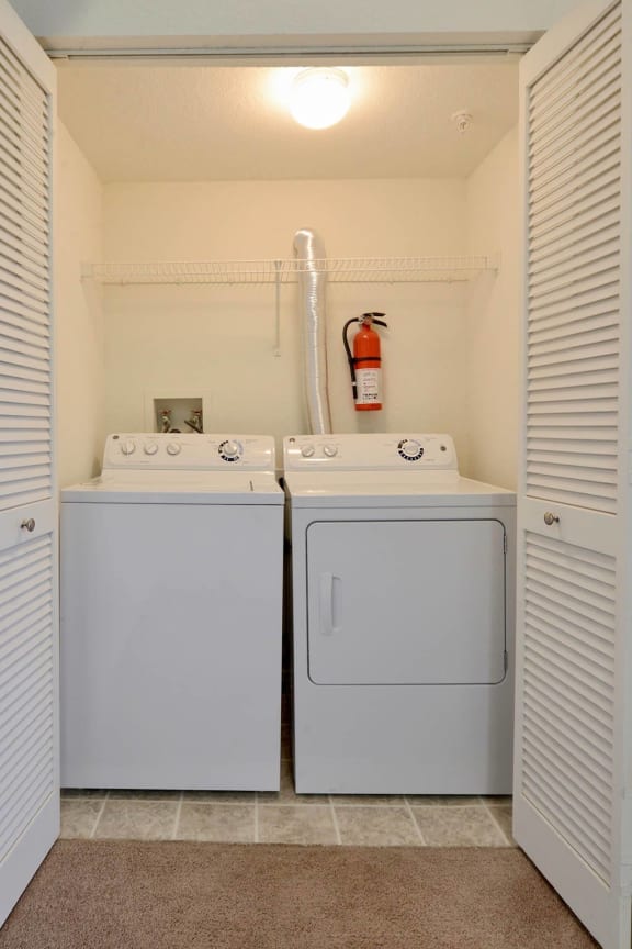 Nassau Bay_Model Apartment Washer and Dryer Area
