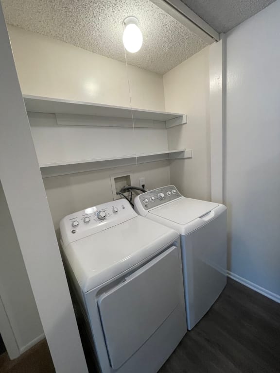 Modern Apartments in Greensboro Lakes Edge