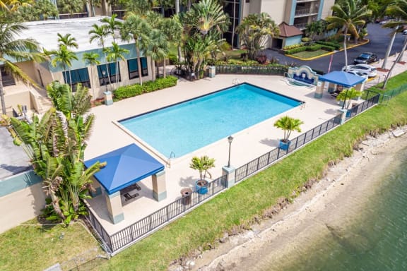 Pool with lake view l Apartments for rent in Miami, Fl