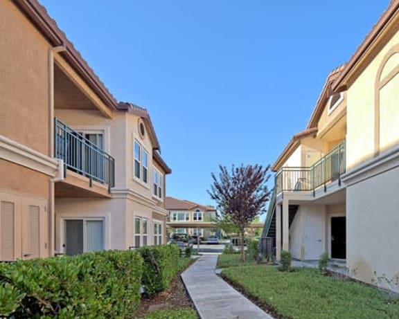 Sidewalk through community | Bella Rose Apartments in Antioch, CA 94531