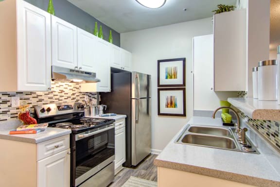 gourmet kitchen at TownPark Crossing 2 bedroom apartments in Kennesaw