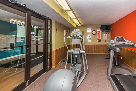 fitness center at Ridge Oaks apartments