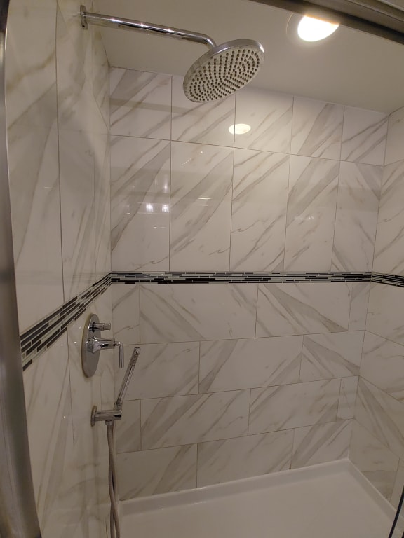 Modern Stand Up Shower at Somerset Place Apartments, Illinois, 60640