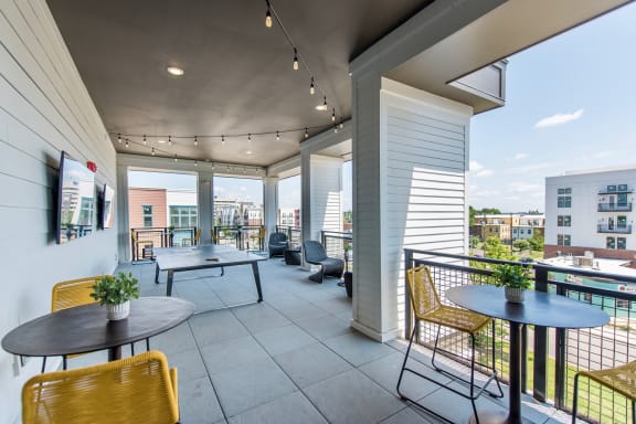 Outdoor Rooftop Lounge at The Jamestown Apartment Flats, Richmond, VA 23224