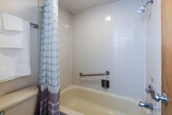 studio bath at Plato's Cave Apartments Branson, MO 65616