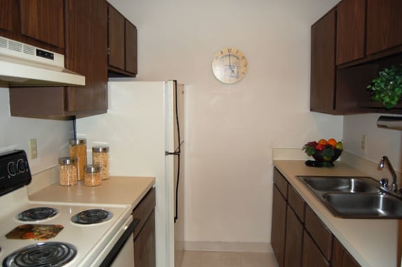 Electric Range Offered at Hickory Village Apartments in Mishawaka, IN