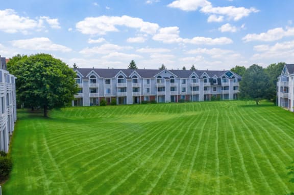 Expertly Maintained Grounds at Indian Lakes Apartments in Mishawaka, IN
