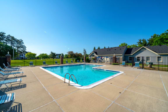 Swimming Pool Access with Large Sundeck and Free Wi-Fi at Canal 2 Apartments, Lansing