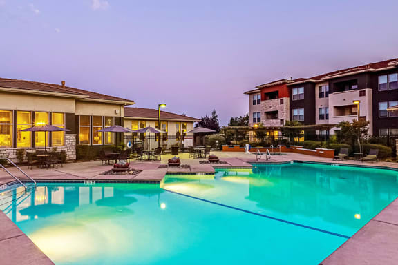 Quinn Crossing Apartments - Heated saltwater swimming pool and spa