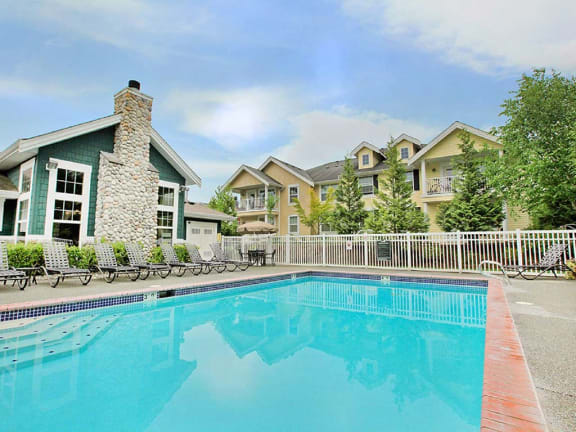 Pool with exterior building view at Echo Ridge Apartments, Snoqualmie