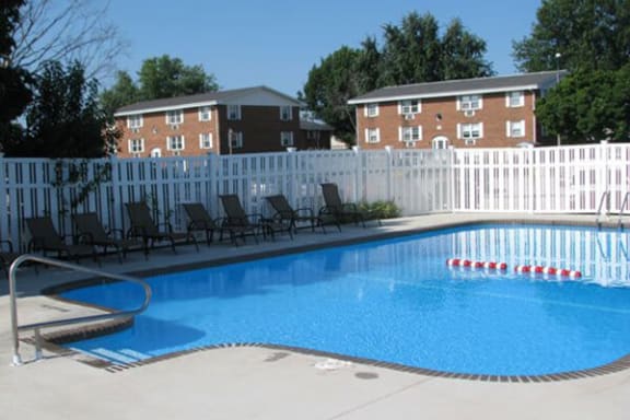swimming pool at Arbors at Eastland