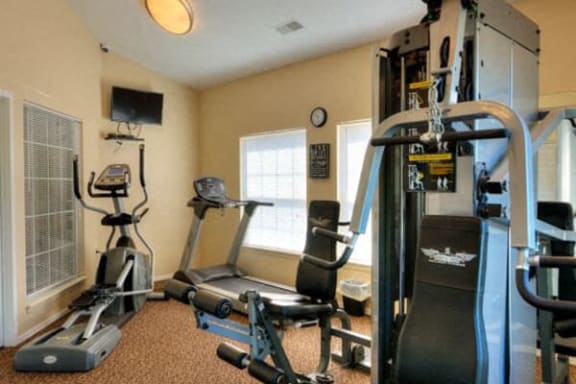 fitness center at apartment community in Waterford, MI