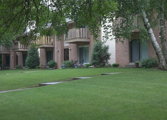 Landscaping with greenery  at Woodmere Townhomes, Cedarburg