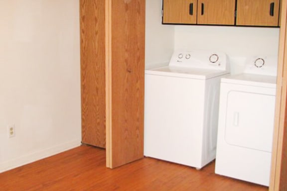 washer/dryer hookups available in townhome
