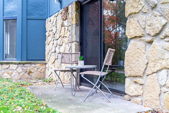 outdoor patio at Forest Pointe apartments