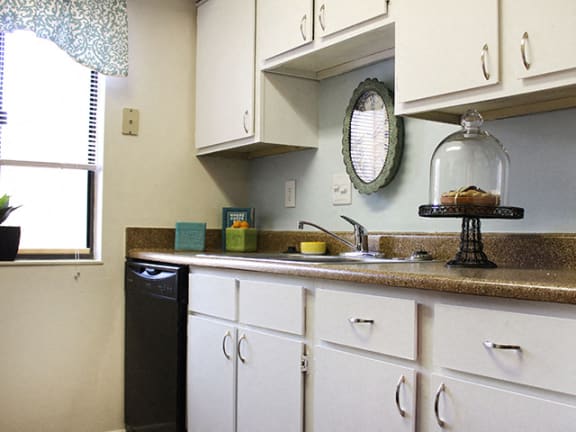 Fully equipped kitchens at Hunter's Creek Apartments in Blue Ash, OH