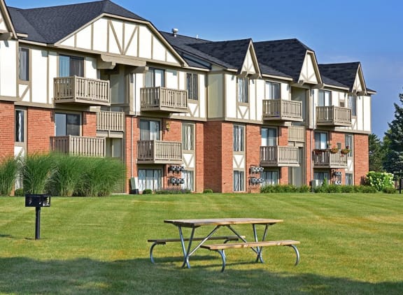 Barbecue and picnic area at Perry Place Apartments in Grand Blanc, MI