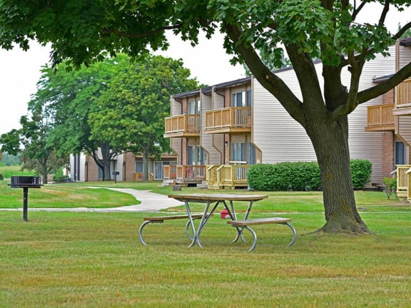 Outdoor barbecue and picnic area at Grand Bend Club Apartments in Grand Blanc, MI 48439