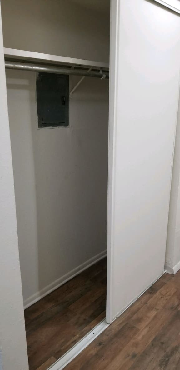 Spacious Closet at Candlewyck Apartments, Kalamazoo, 49001