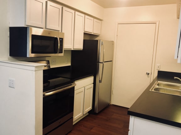 European-Style Kitchen With Breakfast Bar, at Three Oaks Apartments, Troy, 46241