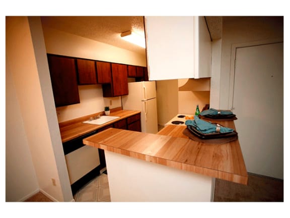 Fully Equipped Kitchen With Ample Storage at Hawthorne House, Midland, 79705