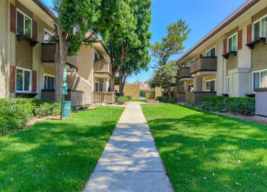 Beautifully Landscaped Grounds With Walking Trails at Sage Creek Apartment Homes, 1930 Yosemite Ave, CA