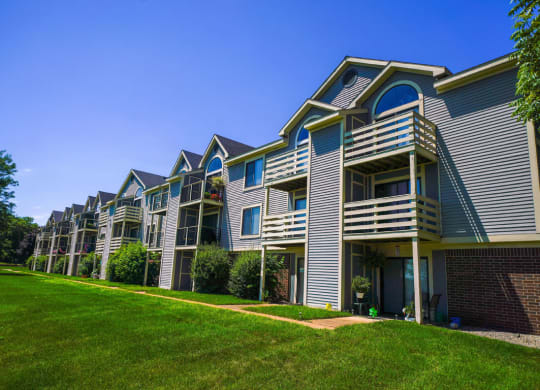 Expertly Maintained Grounds at Pine Knoll Apartments, Battle Creek