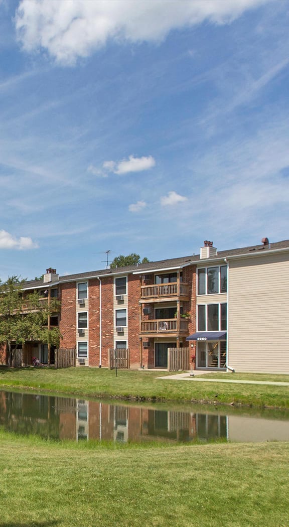 Barrington Lakes Apartments | Apartments in Hoffman Estates, IL