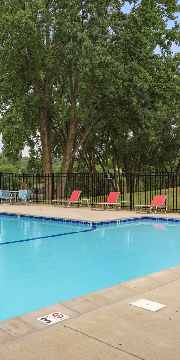 Willow Pond Apartments in Burnsville, MN Outdoor Pool