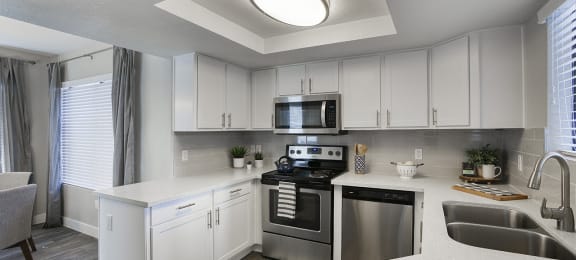Fully Equipped Kitchen With Modern Appliances at Sonoran Apartment Homes, Arizona, 85044