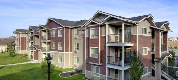 Pathways with grass to apt buildingsCopper Landing | Apts in Andrews Heights, WA 99001 