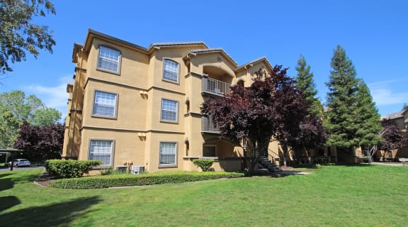 Exterior Building and grass l Oak Brook Apartments in Rancho Cordova CA 