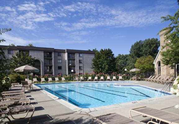 Swimming Pool Shrewsbury Commons Apartments