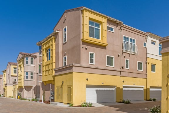 Spacious, Tri-Level Three &amp; Four Bedroom Townhomes