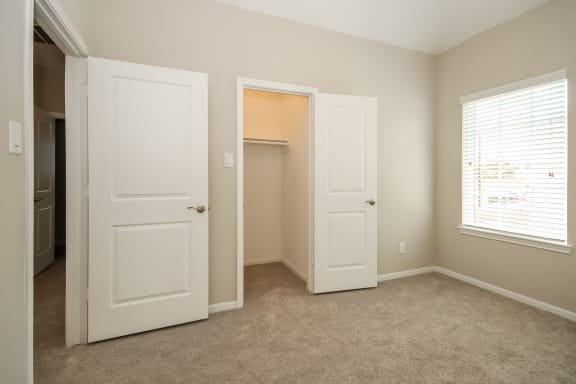 Beige Carpet In Bedroom at Lakeside Conroe, Montgomery, 77356