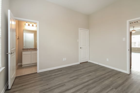 Laminate Wood Floors at Pradera Oaks, Texas, 77583