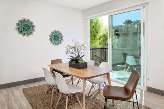 06 Dining Room 02