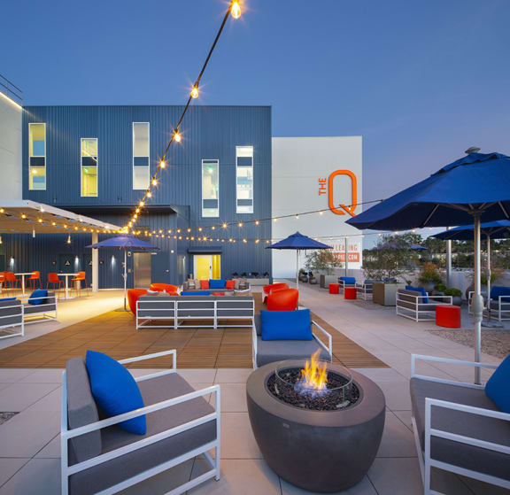 Woodland Hills Apartments - Outdoor Lounge and Patio Outdoor Lounge at the Q Variel in Woodland Hills