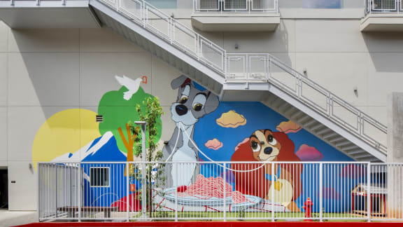 full view of lady and tramp dog run