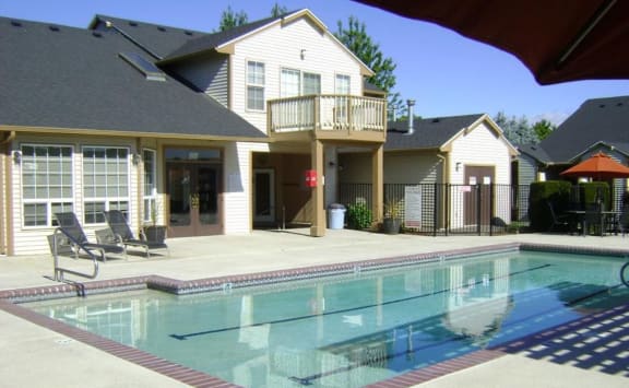Yakima, WA Englewood Garden Villas Apartments pool area