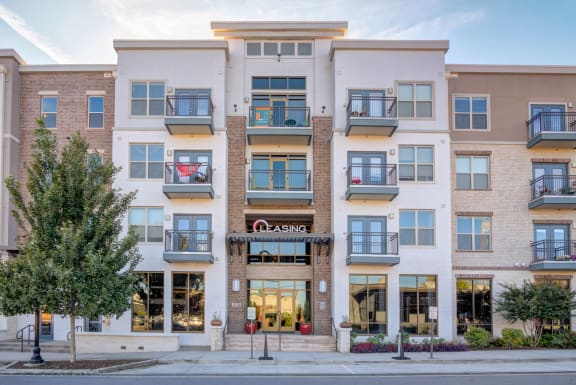Apartments in Nashville TN - The Carillon Apartment Entrance in the Heart of Downtown