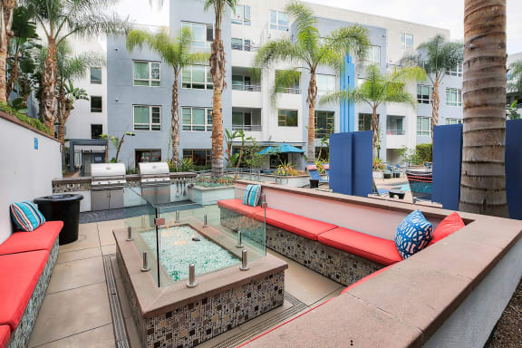 5550 Wilshire at Miracle Mile by Windsor offers a poolside lounge with a fire pit in LA 90036