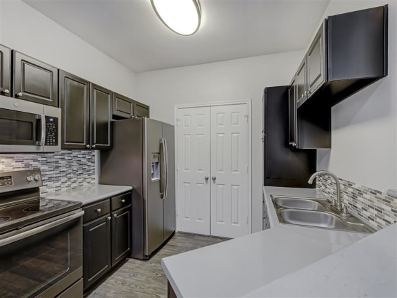 Fully Furnished Kitchen With Stainless Steel Appliances at Stonebrook, Tyler, TX
