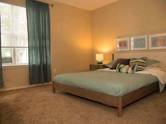 Spacious bedrooms with lots of natural sunlight at Riverset Apartments in Mud Island, Memphis, TN