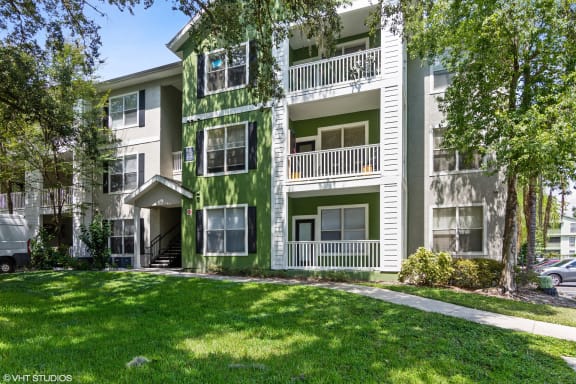 Courtyard With Green Space at The Arbor Walk Apartments, Tampa, FL, 33617