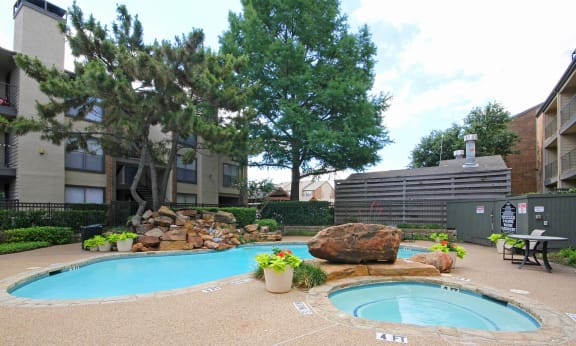 Outdoor Swimming Pool and Jacuzzi at The Glen at Highpoint, Texas